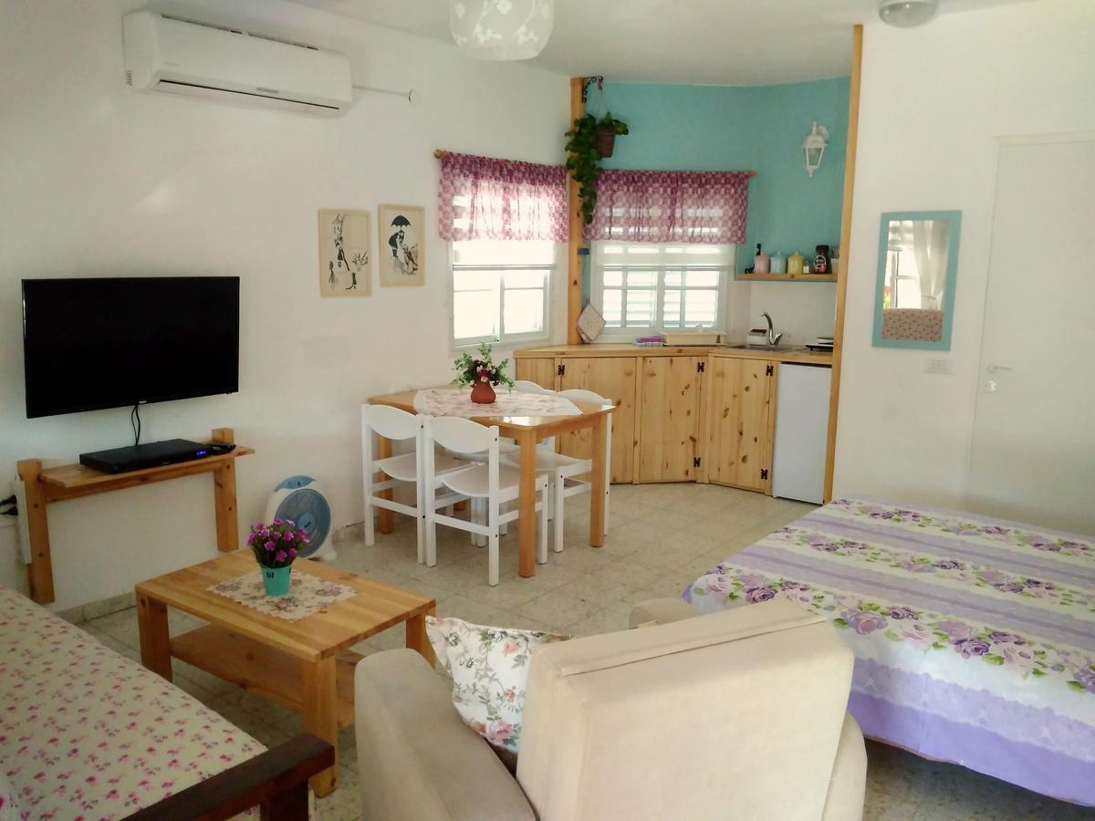 Jordan Valley One Room Apartment Menaẖemya Εξωτερικό φωτογραφία